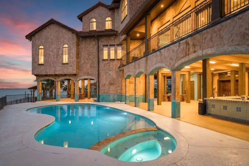 506 Sunset Circle Tiki Island, TX 77554