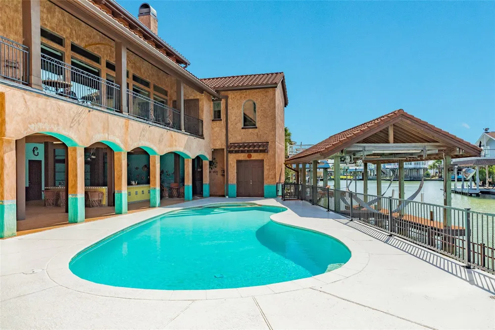 506 Sunset Circle Tiki Island, TX 77554
