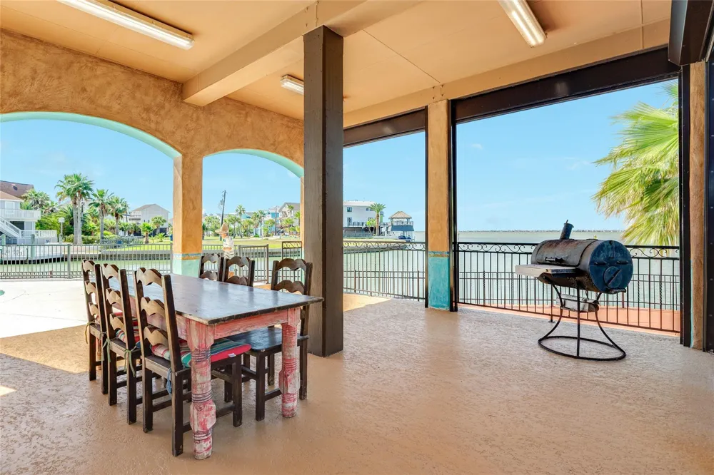 506 Sunset Circle Tiki Island, TX 77554