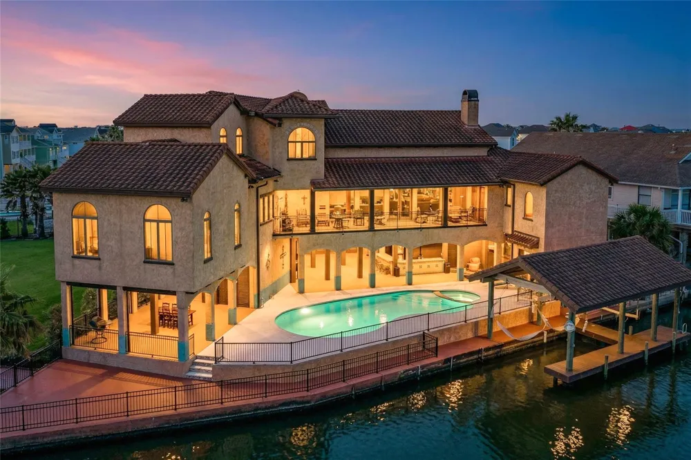 506 Sunset Circle Tiki Island, TX 77554