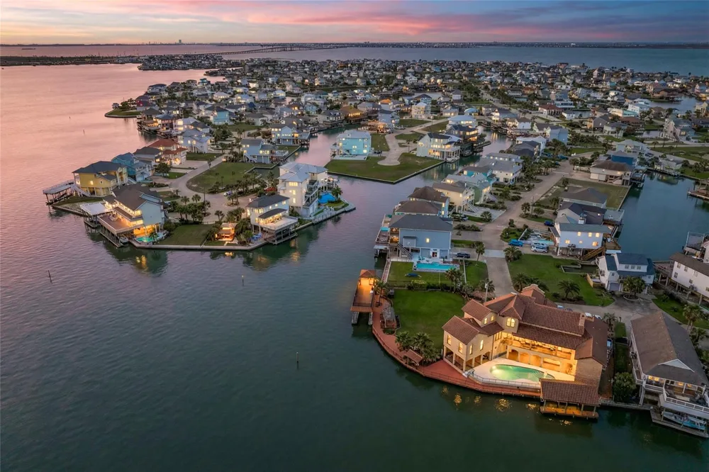 506 Sunset Circle Tiki Island, TX 77554