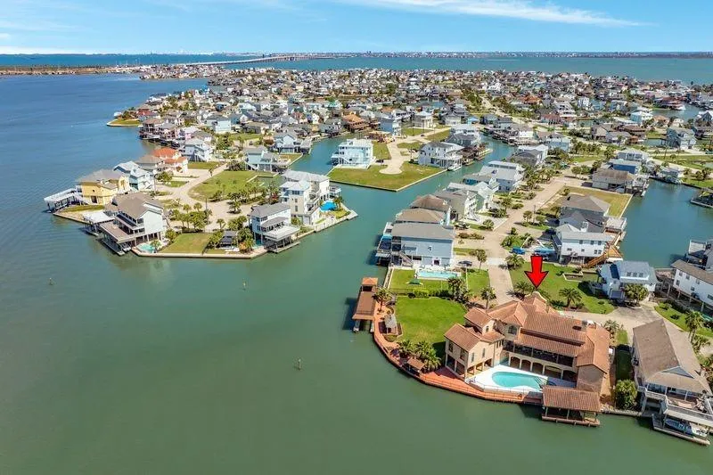 506 Sunset Circle Tiki Island, TX 77554