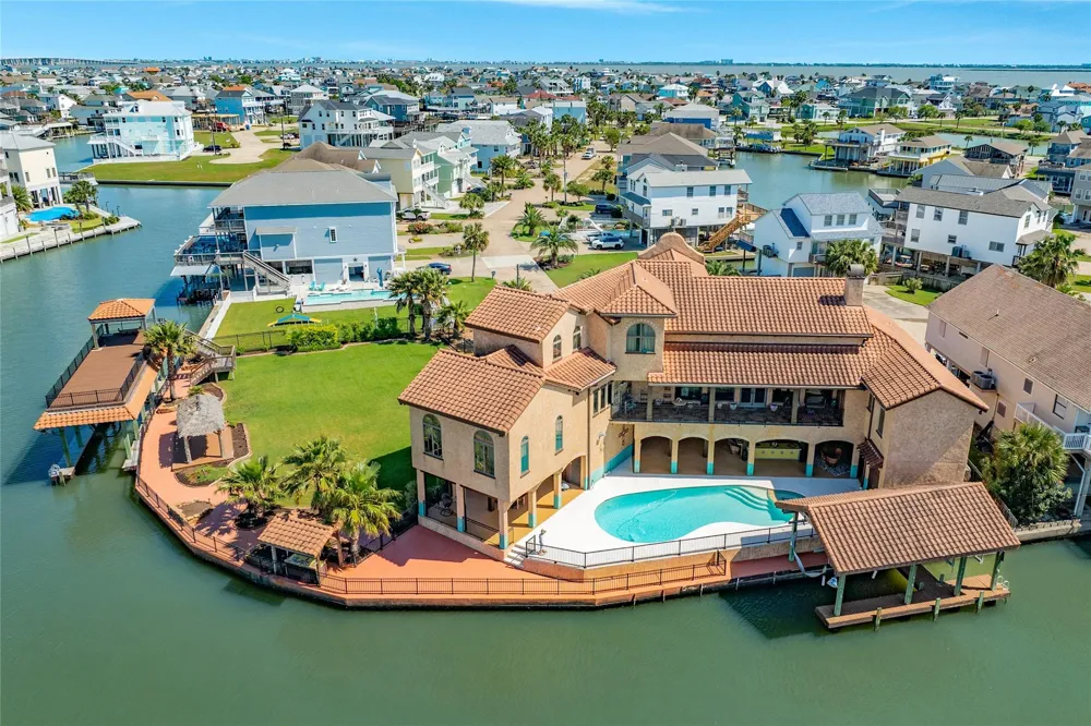 506 Sunset Circle Tiki Island, TX 77554