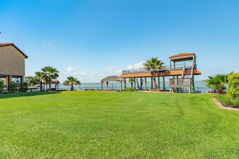 506 Sunset Circle Tiki Island, TX 77554