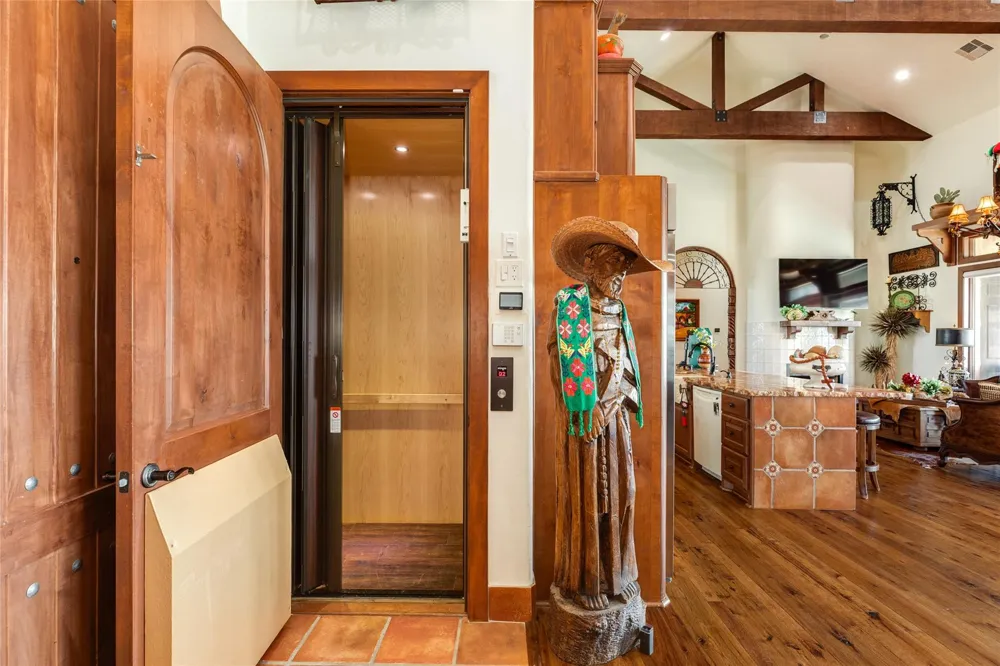 506 Sunset Circle Tiki Island, TX 77554