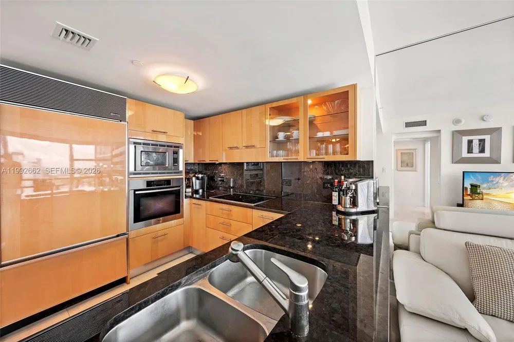 6801 Collins Ave #1414 Miami Beach, FL 33141