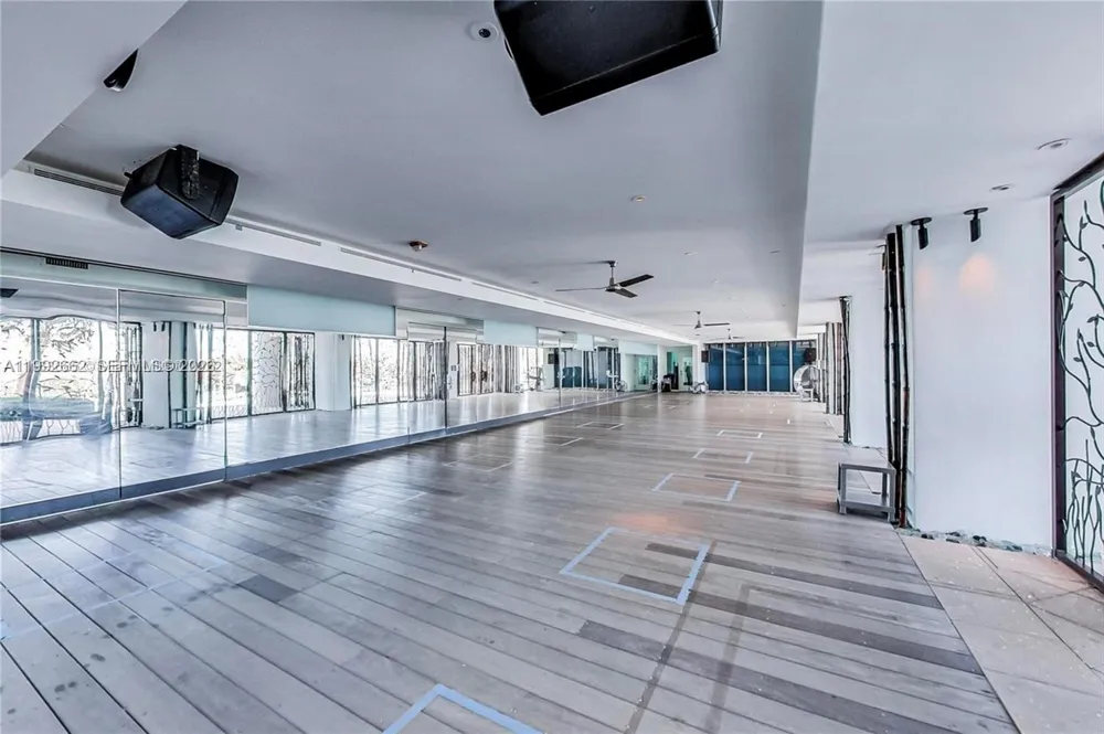 6801 Collins Ave #1414 Miami Beach, FL 33141