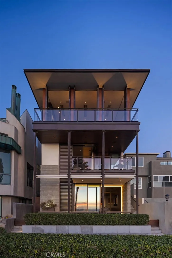 3216 The Strand Manhattan Beach, CA 90266