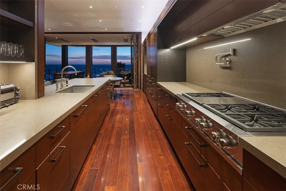 3216 The Strand Manhattan Beach, CA 90266