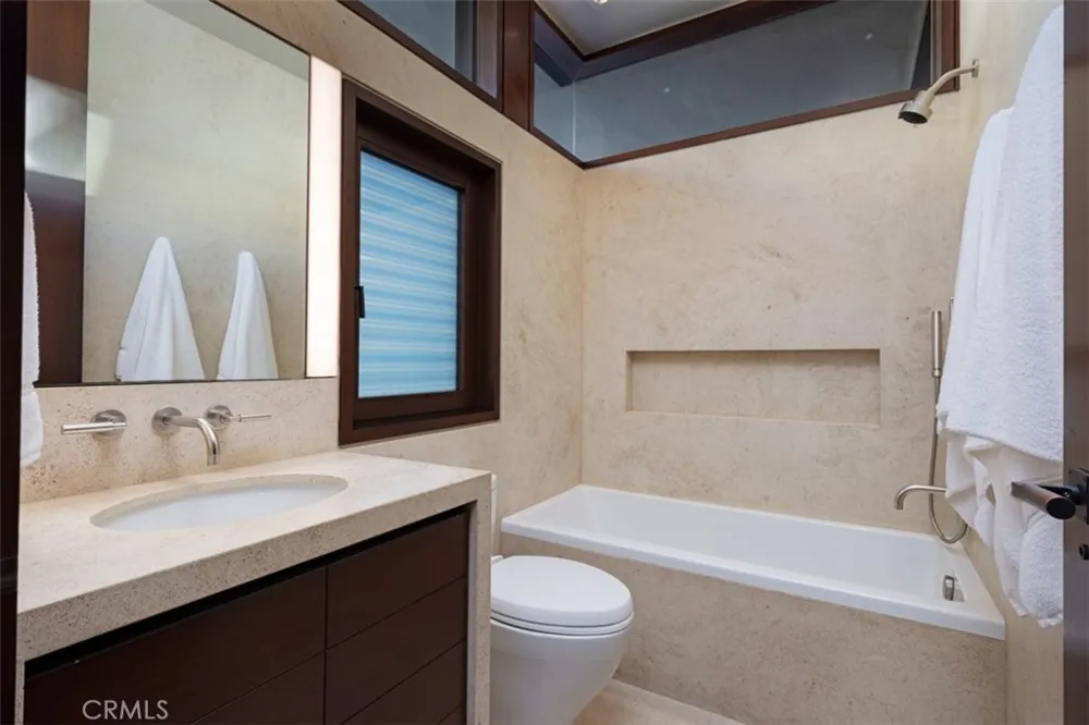 3216 The Strand Manhattan Beach, CA 90266