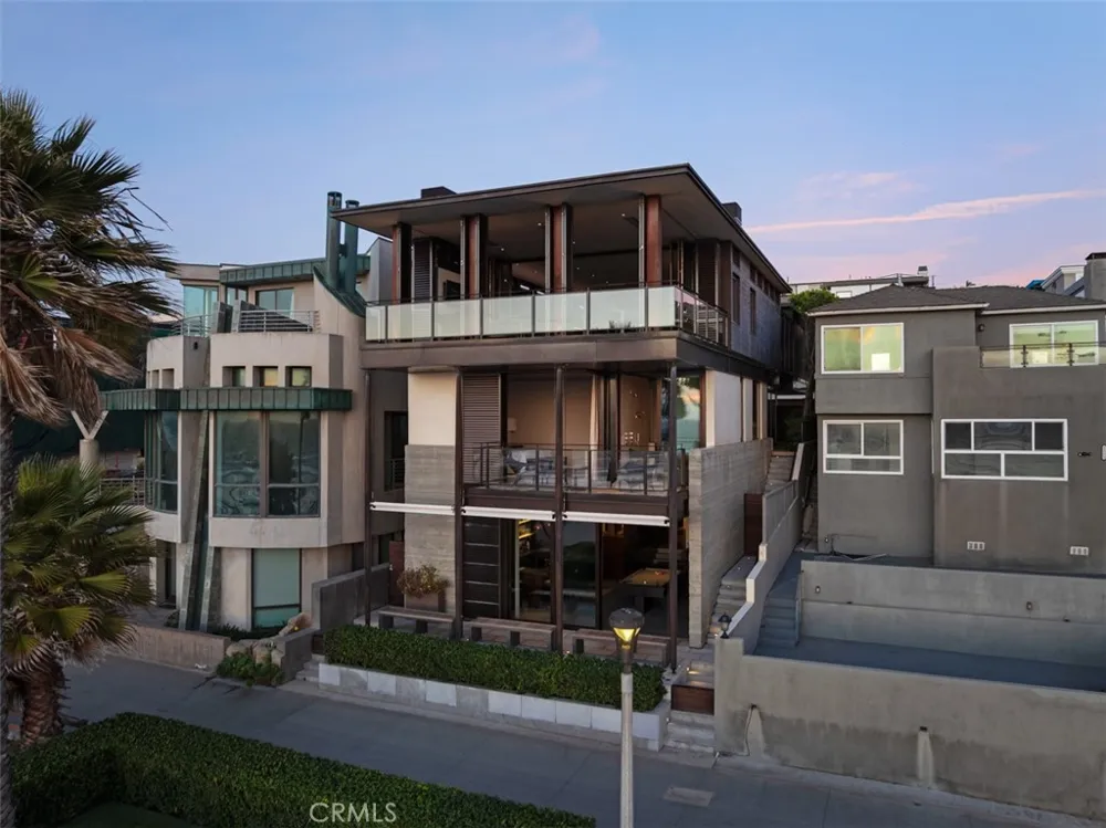 3216 The Strand Manhattan Beach, CA 90266