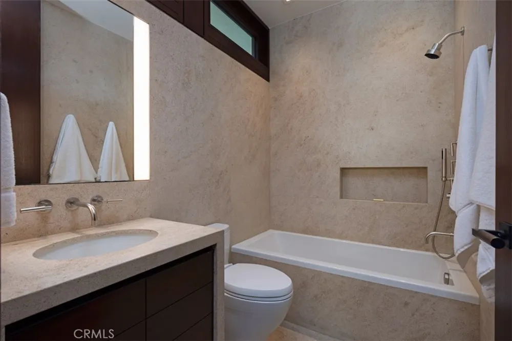 3216 The Strand Manhattan Beach, CA 90266