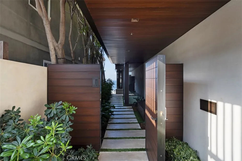 3216 The Strand Manhattan Beach, CA 90266