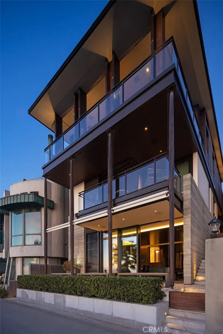 3216 The Strand Manhattan Beach, CA 90266