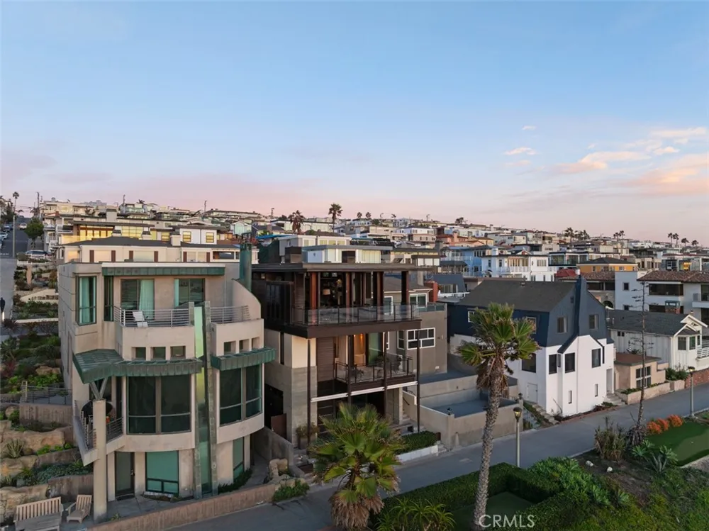 3216 The Strand Manhattan Beach, CA 90266
