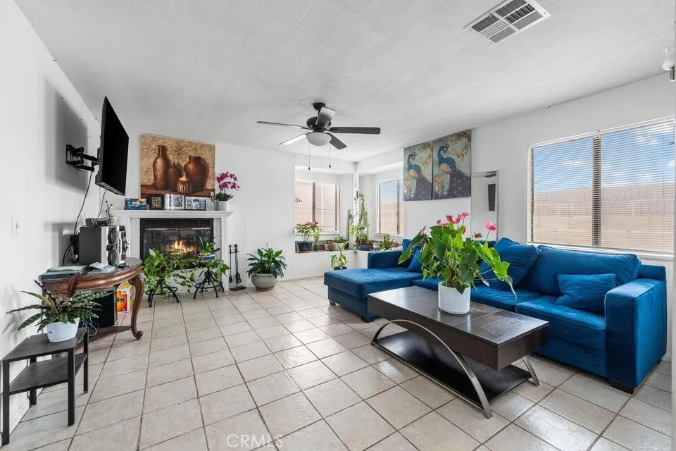 1827 Louise Lancaster, CA 93534