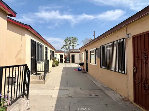 4244 E Compton