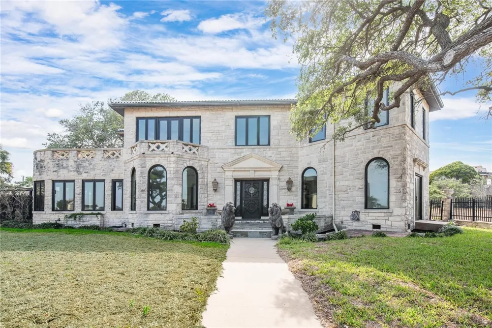 2717 Ocean Drive Corpus Christi, TX 78404