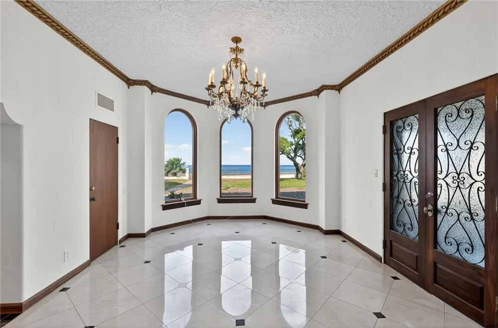 2717 Ocean Drive Corpus Christi, TX 78404