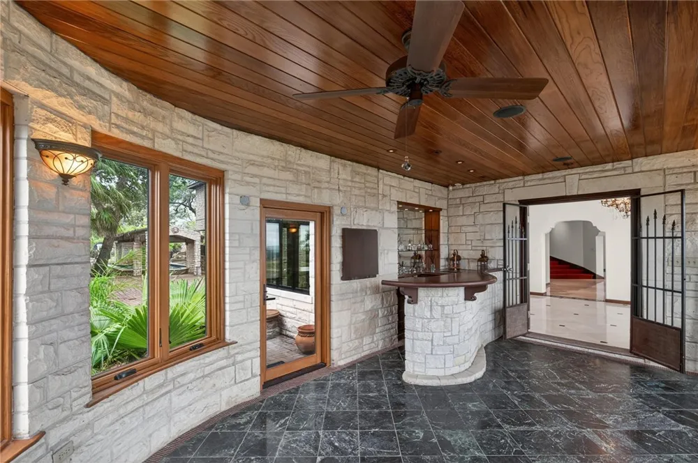 2717 Ocean Drive Corpus Christi, TX 78404