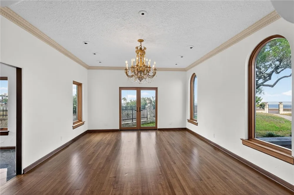 2717 Ocean Drive Corpus Christi, TX 78404