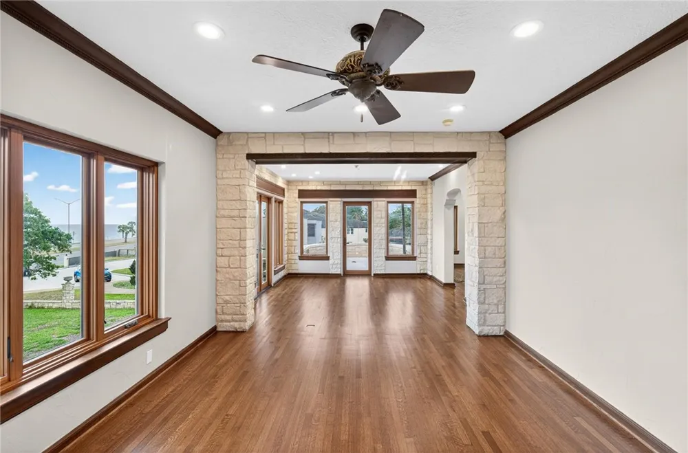 2717 Ocean Drive Corpus Christi, TX 78404
