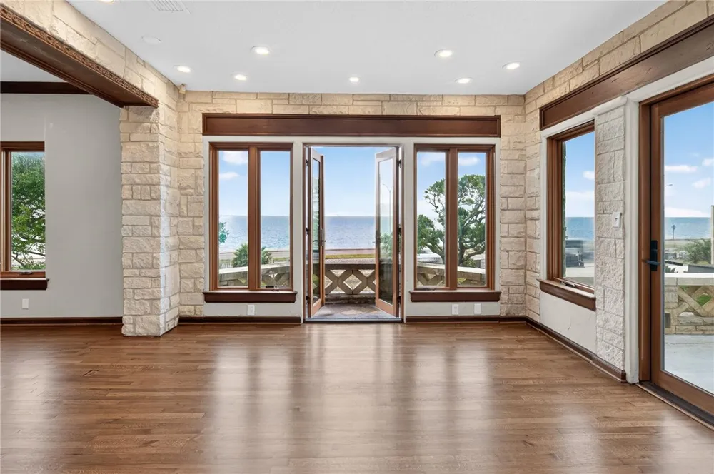 2717 Ocean Drive Corpus Christi, TX 78404