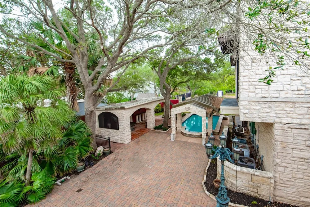 2717 Ocean Drive Corpus Christi, TX 78404