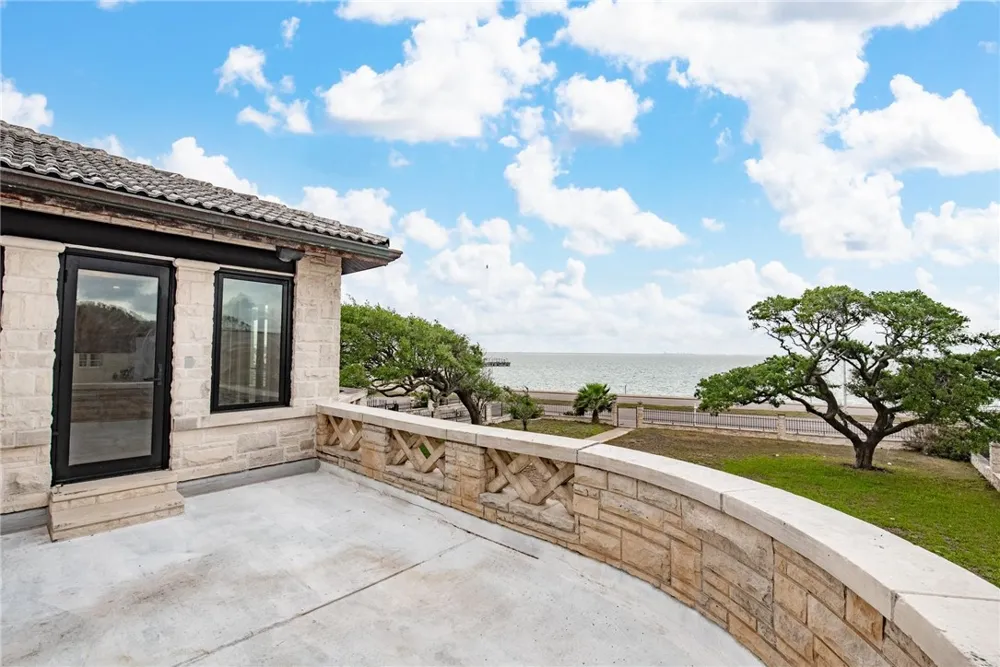 2717 Ocean Drive Corpus Christi, TX 78404