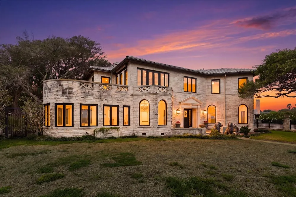 2717 Ocean Drive Corpus Christi, TX 78404
