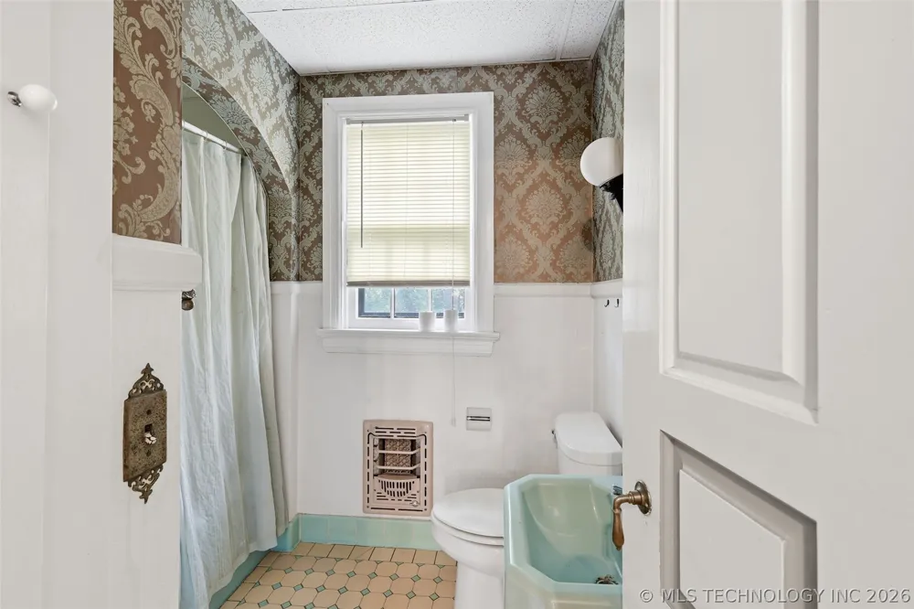 422 S Highland Ada, OK 74820