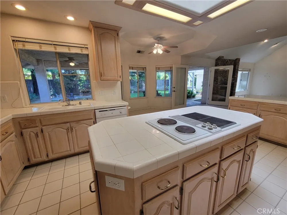819 E Woodhaven Fresno, CA 93720