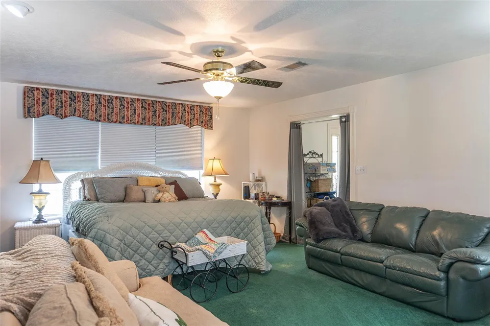 108 White Oak Village Mills, TX 77663