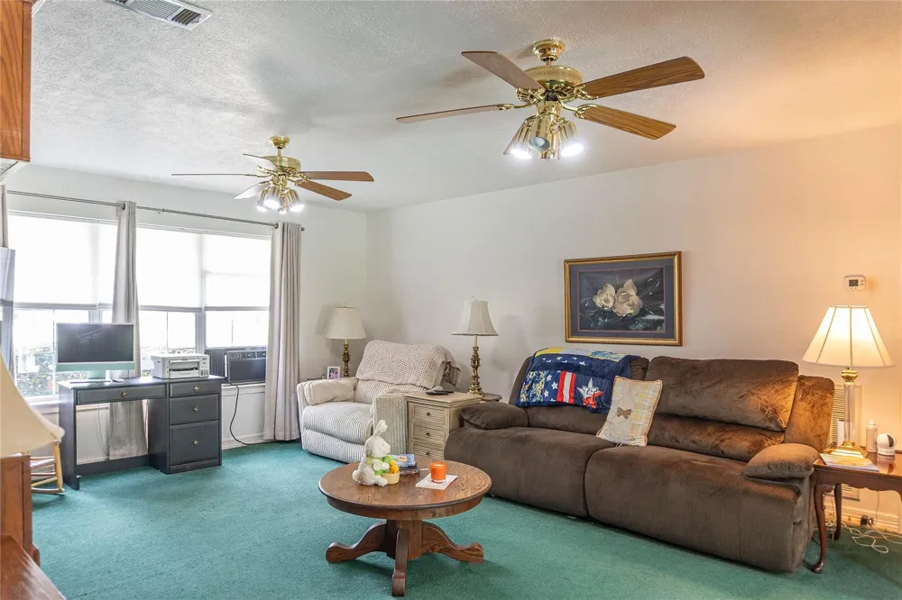 108 White Oak Village Mills, TX 77663