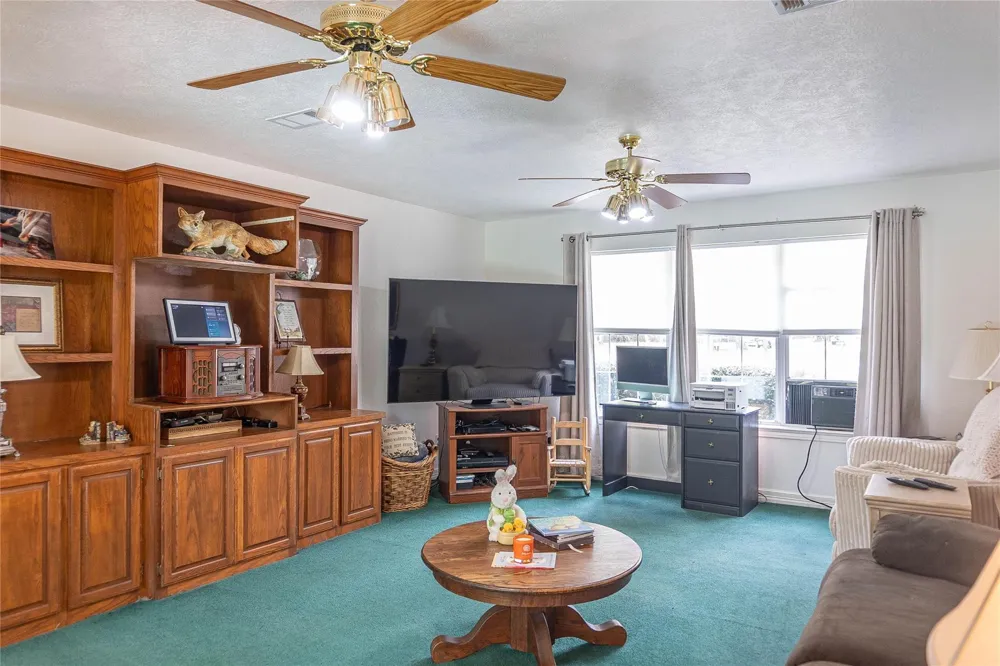 108 White Oak Village Mills, TX 77663