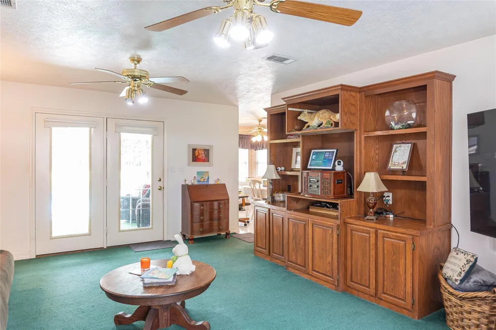 108 White Oak Village Mills, TX 77663