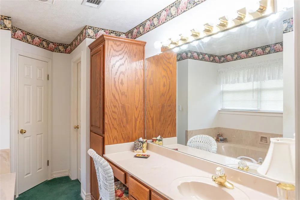 108 White Oak Village Mills, TX 77663