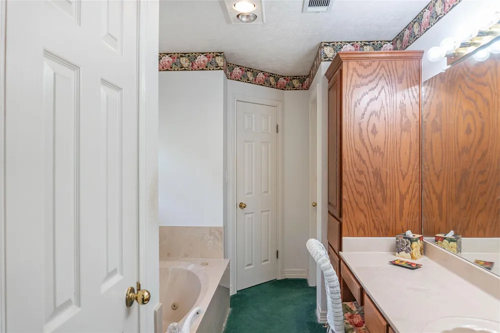 108 White Oak Village Mills, TX 77663