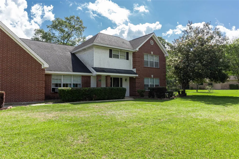 108 White Oak Village Mills, TX 77663