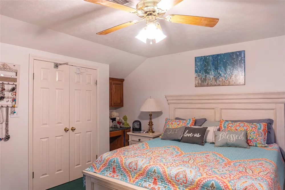 108 White Oak Village Mills, TX 77663