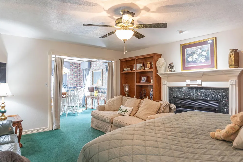 108 White Oak Village Mills, TX 77663