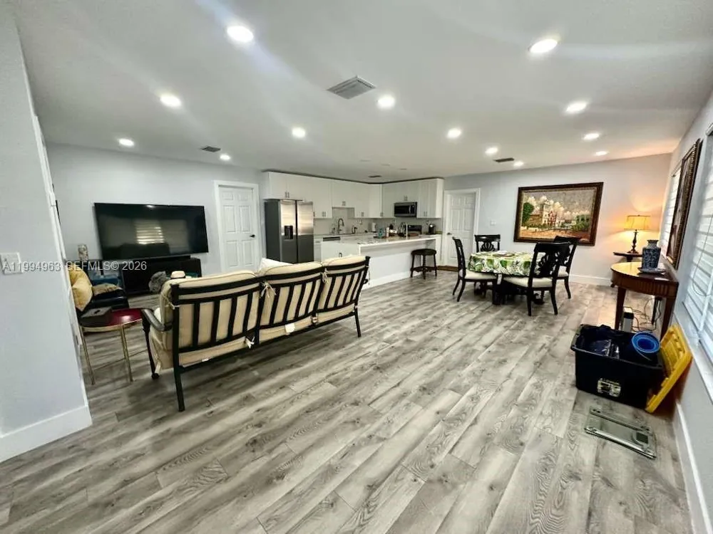 628 SW 6th Ave Hallandale Beach, FL 33009