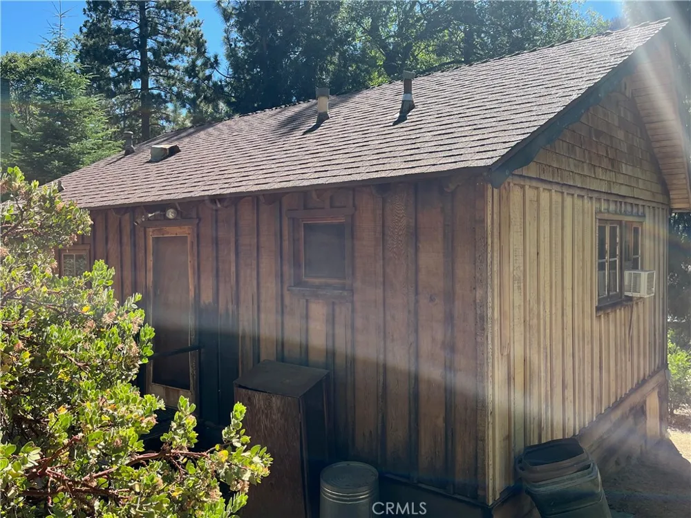 6020 Lake Angelus Oaks, CA 92305