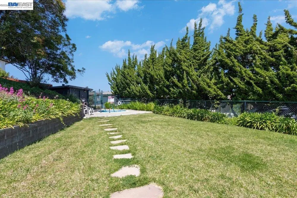 19100 Crest Ave #24 Castro Valley, CA 94546