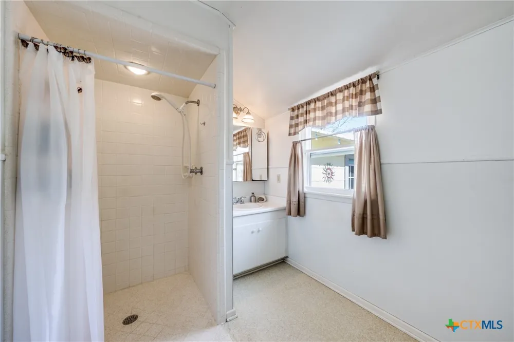 615 E Main Avenue Karnes City, TX 78118