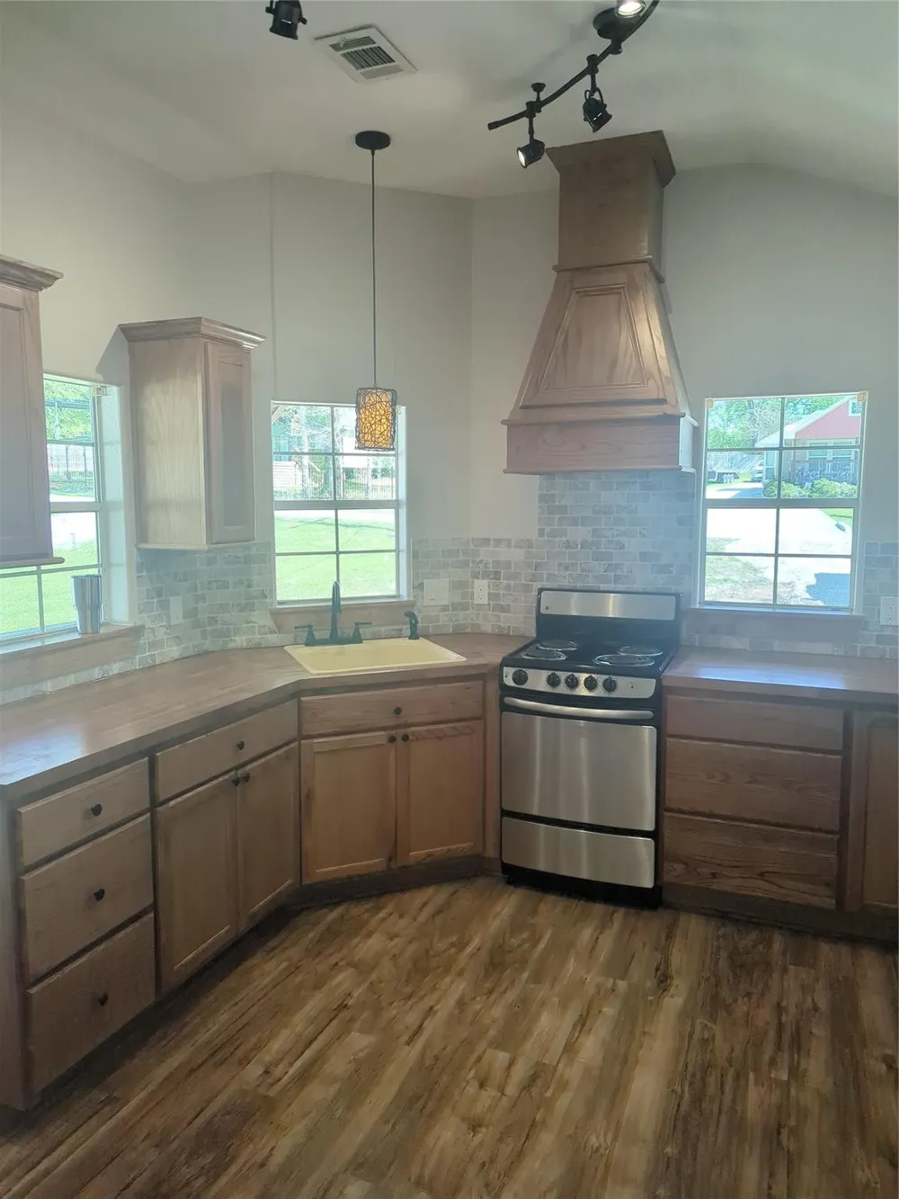 16 Walnut Lane Riverside, TX 77320
