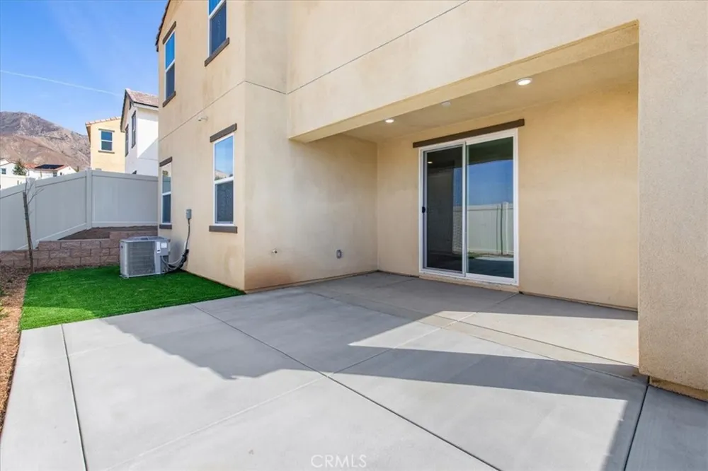 29269 Crescent Way Highland, CA 92346