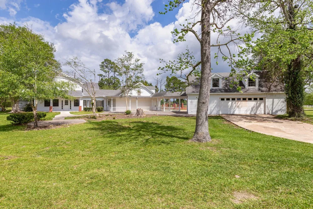 1331 County Road 2071 Hull, TX 77564