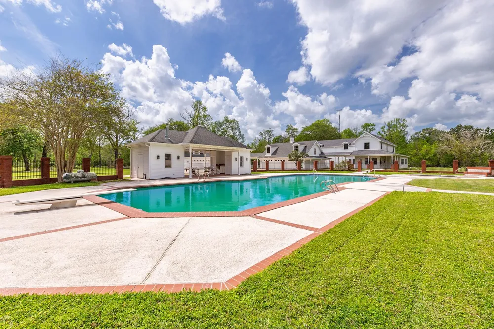 1331 County Road 2071 Hull, TX 77564