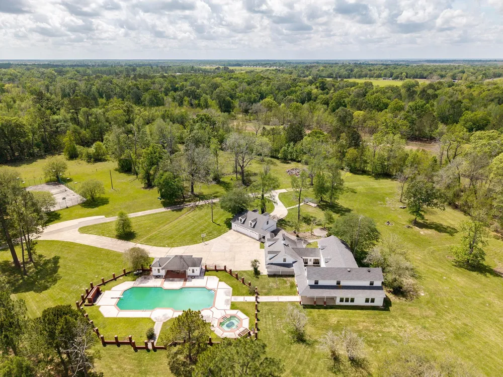 1331 County Road 2071 Hull, TX 77564